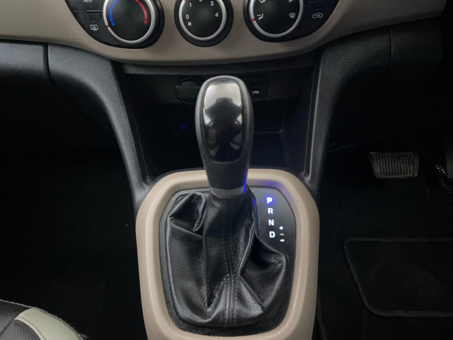 Used 2014 Hyundai Grand i10 Asta AT 1.2 Kappa VTVT Petrol Automatic interior GEAR  KNOB VIEW