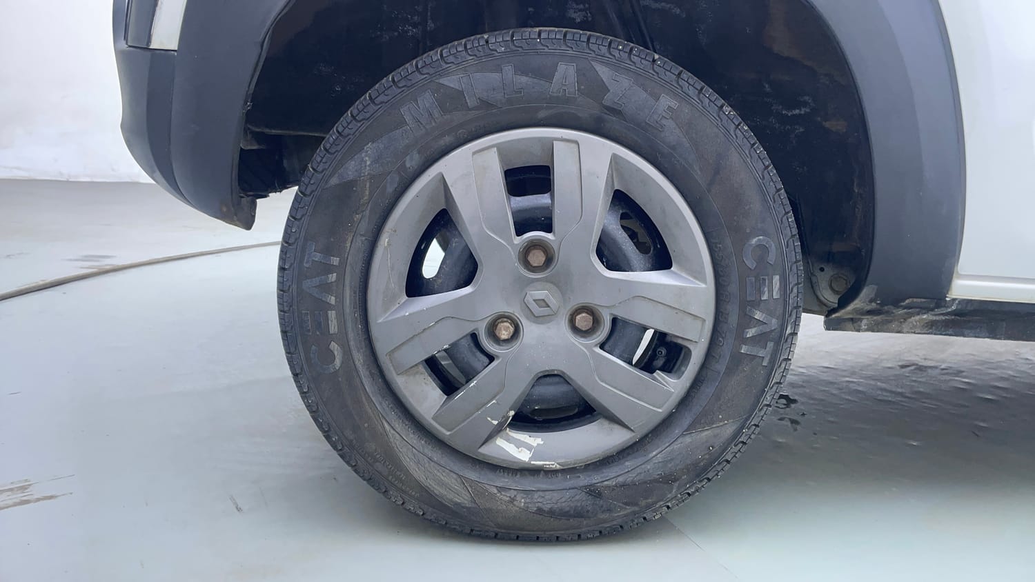 Used 2018 Renault Kwid 1.0 RXT AMT Opt Petrol Automatic tyres RIGHT REAR TYRE RIM VIEW