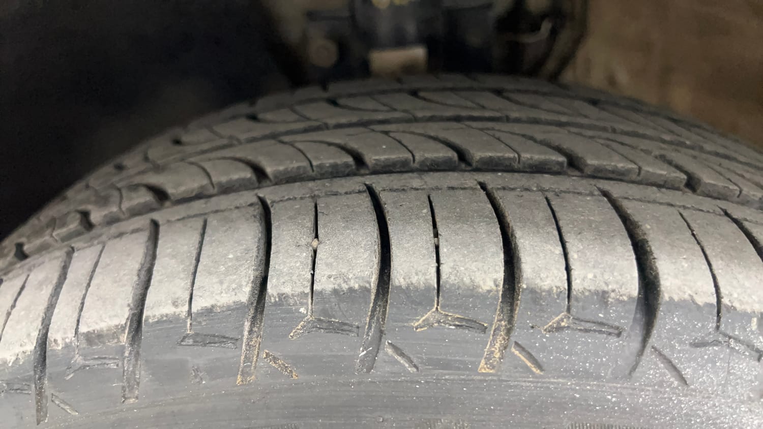 Used 2016 Volkswagen Vento Highline 1.2 (P) AT Petrol Automatic tyres LEFT FRONT TYRE TREAD VIEW