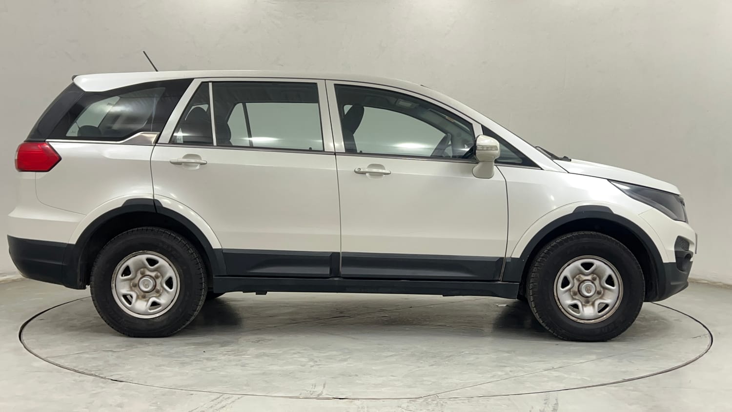 Used 2018 Tata Hexa XE 4x2 7 STR Diesel Manual exterior RIGHT SIDE VIEW