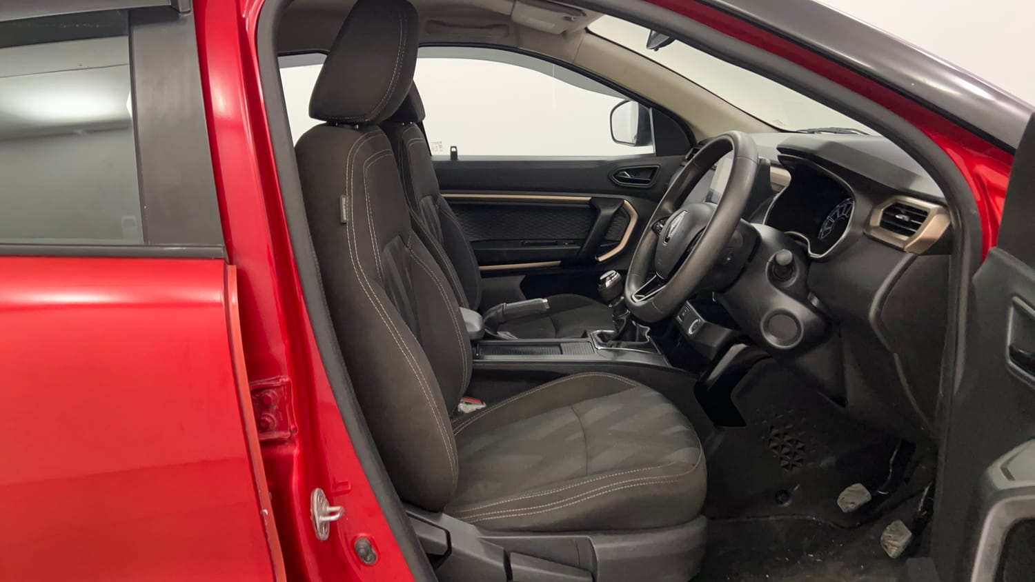 Used 2022 Renault Kiger RXT (O) MT Dual Tone Petrol Manual interior RIGHT SIDE FRONT DOOR CABIN VIEW