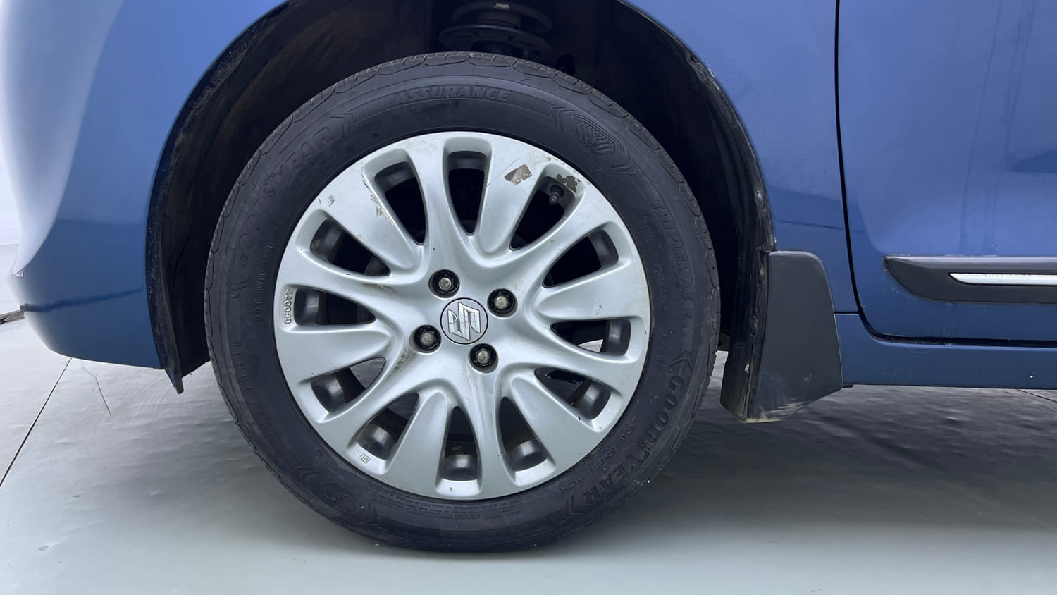 Used 2017 Maruti Suzuki Baleno Alpha 1.2 Petrol Manual tyres LEFT FRONT TYRE RIM VIEW