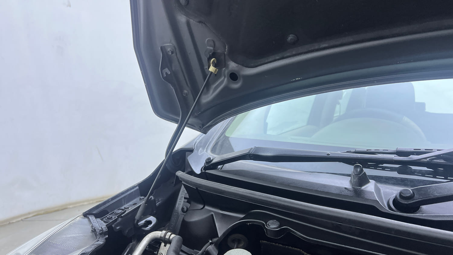 Used 2013 Maruti Suzuki Ertiga Vxi Petrol Manual engine ENGINE RIGHT SIDE HINGE & APRON VIEW