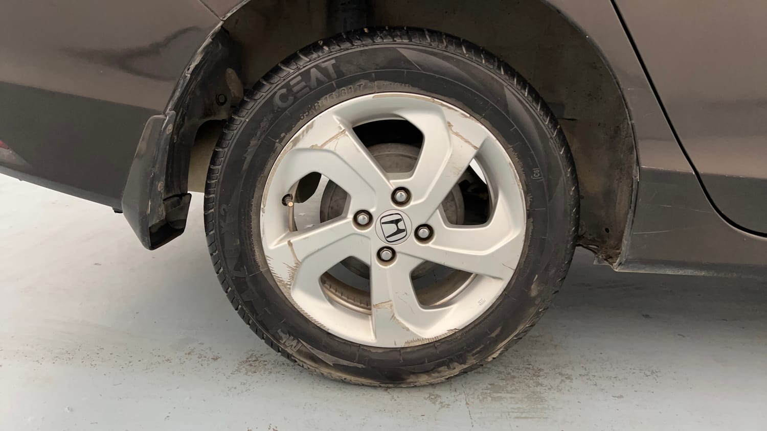 Used 2014 Honda City V Petrol Manual tyres RIGHT REAR TYRE RIM VIEW