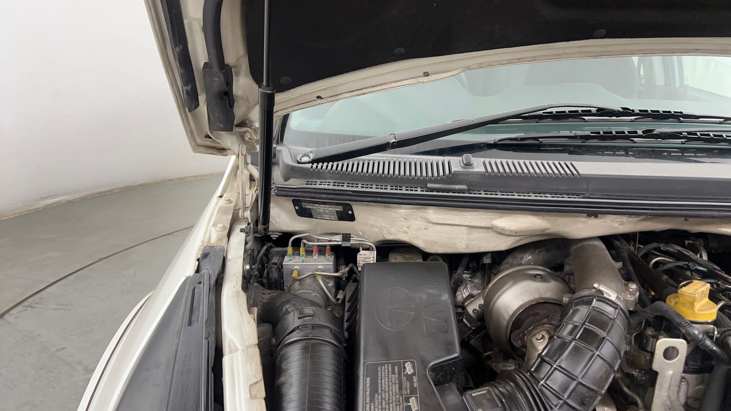 Used 2018 Tata Hexa XE 4x2 7 STR Diesel Manual engine ENGINE RIGHT SIDE HINGE & APRON VIEW