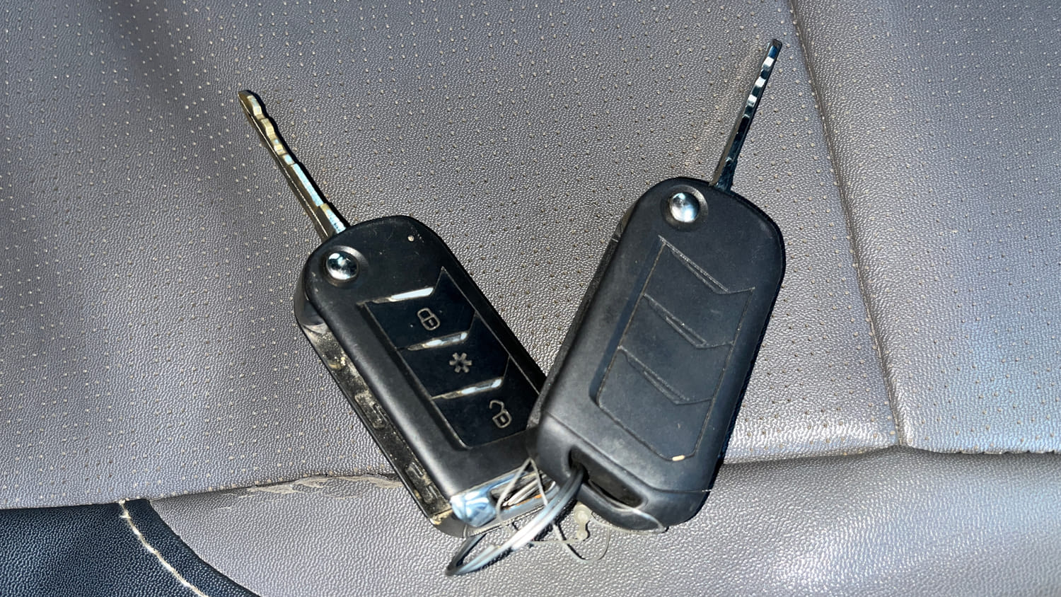 Used 2021 mahindra Thar LX Hard Top Diesel AT 4WD Diesel Automatic extra CAR KEY VIEW