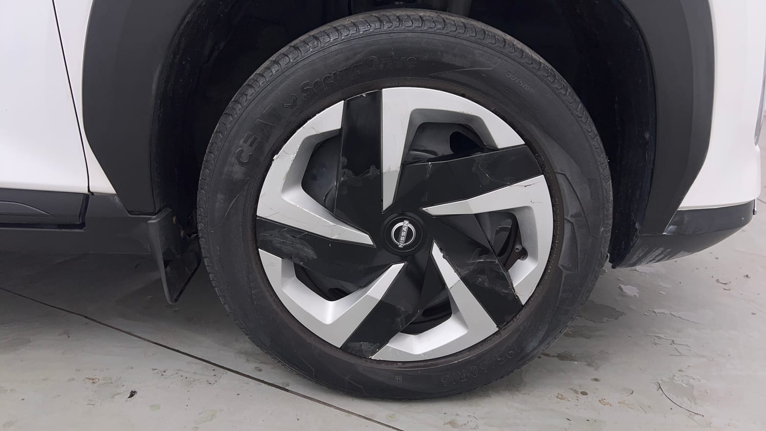 Used 2021 Nissan Magnite XL Petrol Manual tyres RIGHT FRONT TYRE RIM VIEW