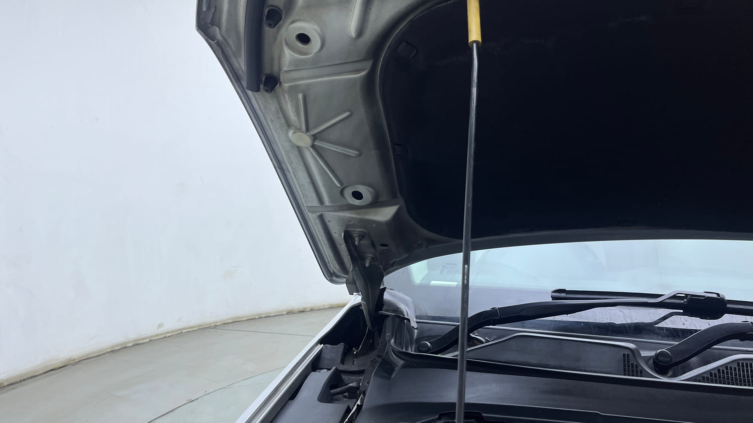 Used 2018 Jeep Compass Limited (O) 2.0 Diesel Diesel Manual engine ENGINE RIGHT SIDE HINGE & APRON VIEW