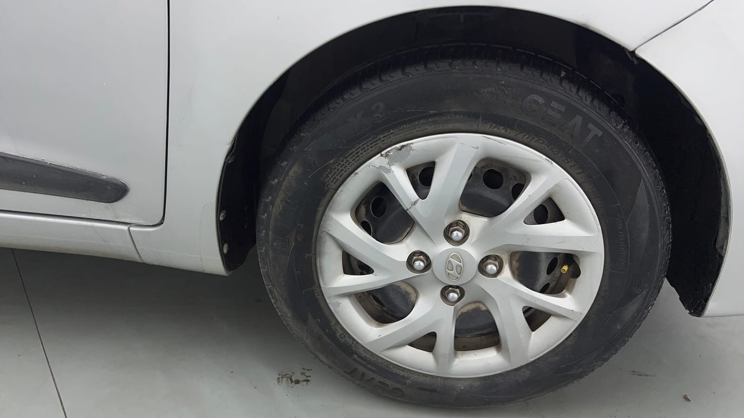 Used 2017 Hyundai Grand i10 Sportz 1.2 Kappa VTVT Petrol Manual tyres RIGHT FRONT TYRE RIM VIEW