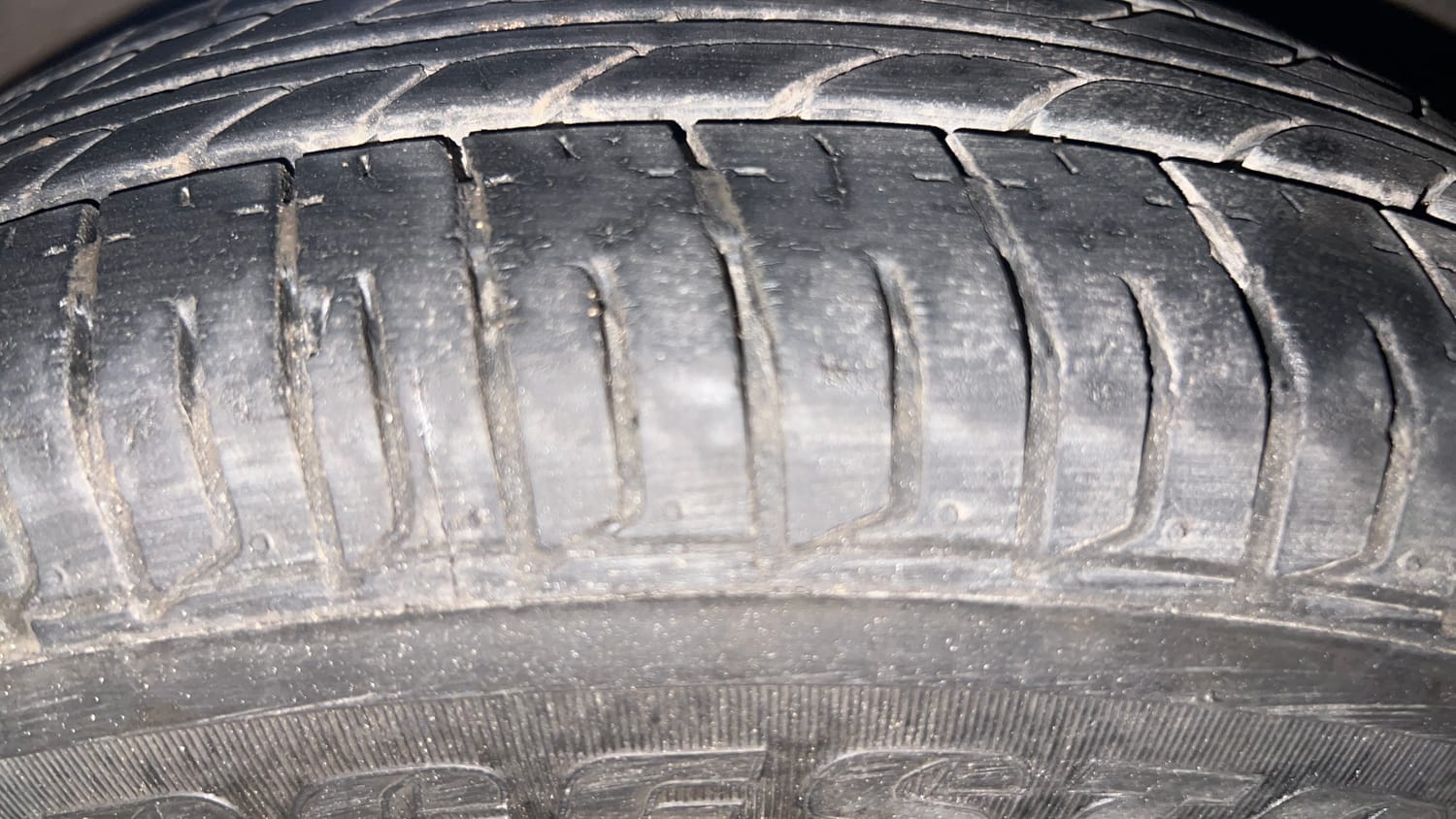 Used 2015 Hyundai i10 Magna 1.1 iRDE2 Petrol Manual tyres RIGHT FRONT TYRE TREAD VIEW