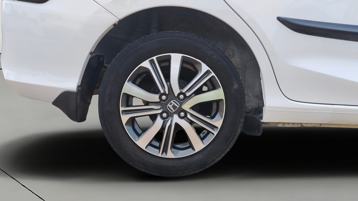 Used 2022 Honda Amaze VX CVT 1.2 Petrol Petrol Automatic tyres RIGHT REAR TYRE RIM VIEW