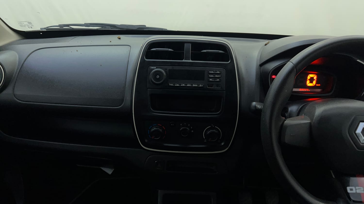 Used 2018 renault Kwid 1.0 RXL Anniversary Edition Petrol Manual interior MUSIC SYSTEM & AC CONTROL VIEW
