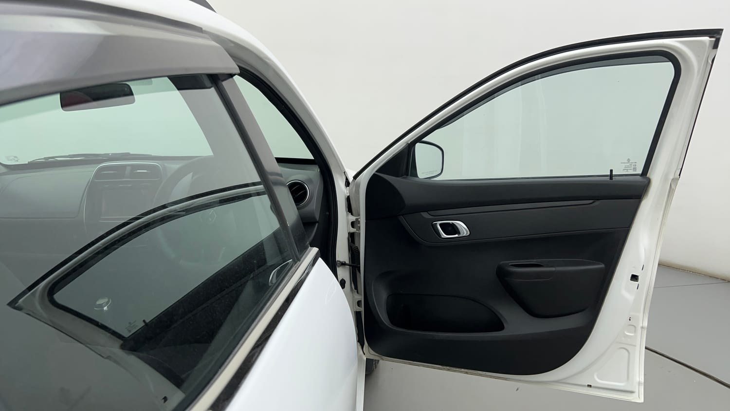 Used 2018 Renault Kwid RXT (O) 1.0 SCE Edition Petrol Manual interior RIGHT FRONT DOOR OPEN VIEW