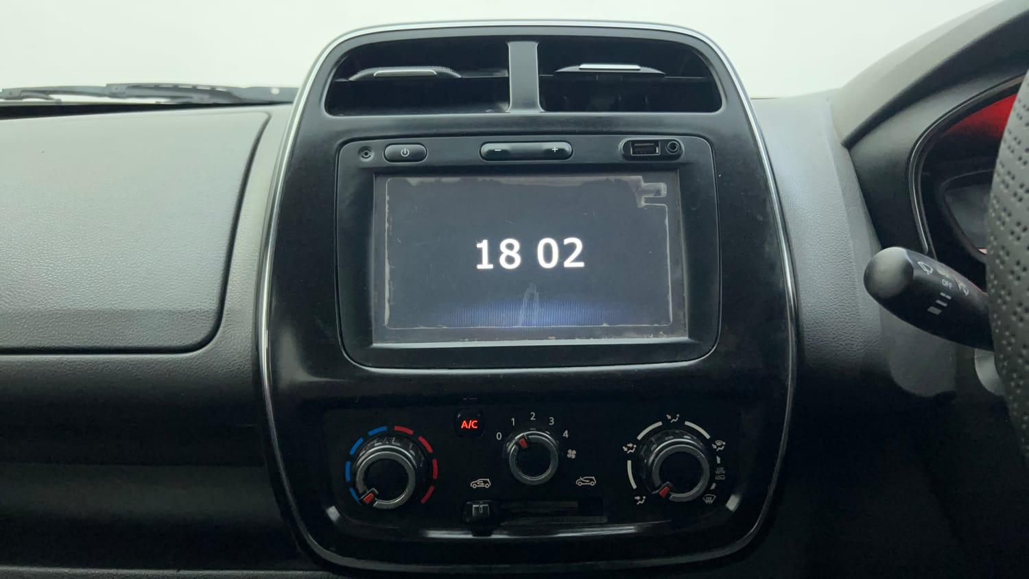 Used 2018 Renault Kwid RXT (O) 1.0 SCE Edition Petrol Manual interior MUSIC SYSTEM & AC CONTROL VIEW