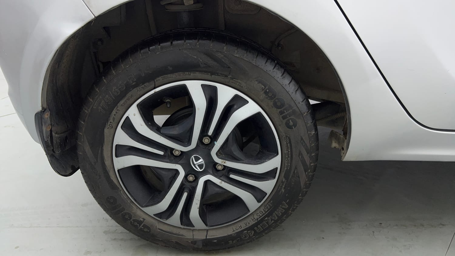 Used 2019 Tata Tiago Revotron XZ Petrol Manual tyres RIGHT REAR TYRE RIM VIEW