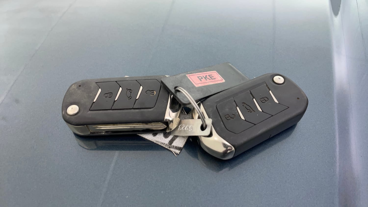 Used 2022 Mahindra XUV 300 W8 (O) 1.5 Diesel AMT Diesel Automatic extra CAR KEY VIEW