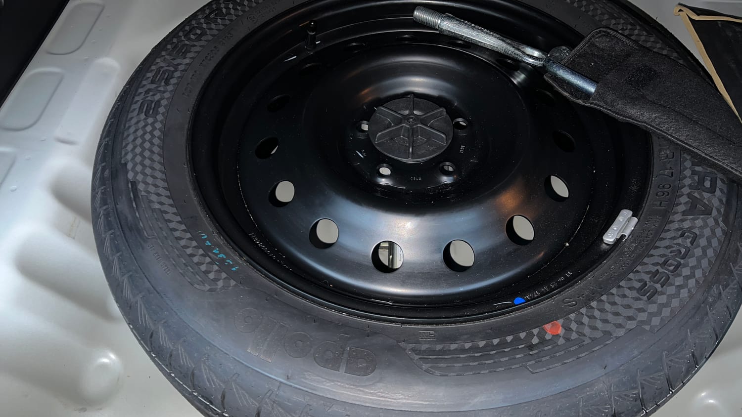 Used 2023 Maruti Suzuki Grand Vitara Zeta Smart Hybrid Petrol Manual tyres SPARE TYRE VIEW