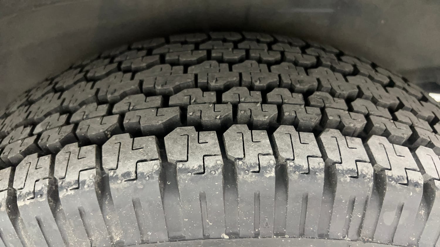 Used 2018 Tata Hexa XE 4x2 7 STR Diesel Manual tyres LEFT REAR TYRE TREAD VIEW