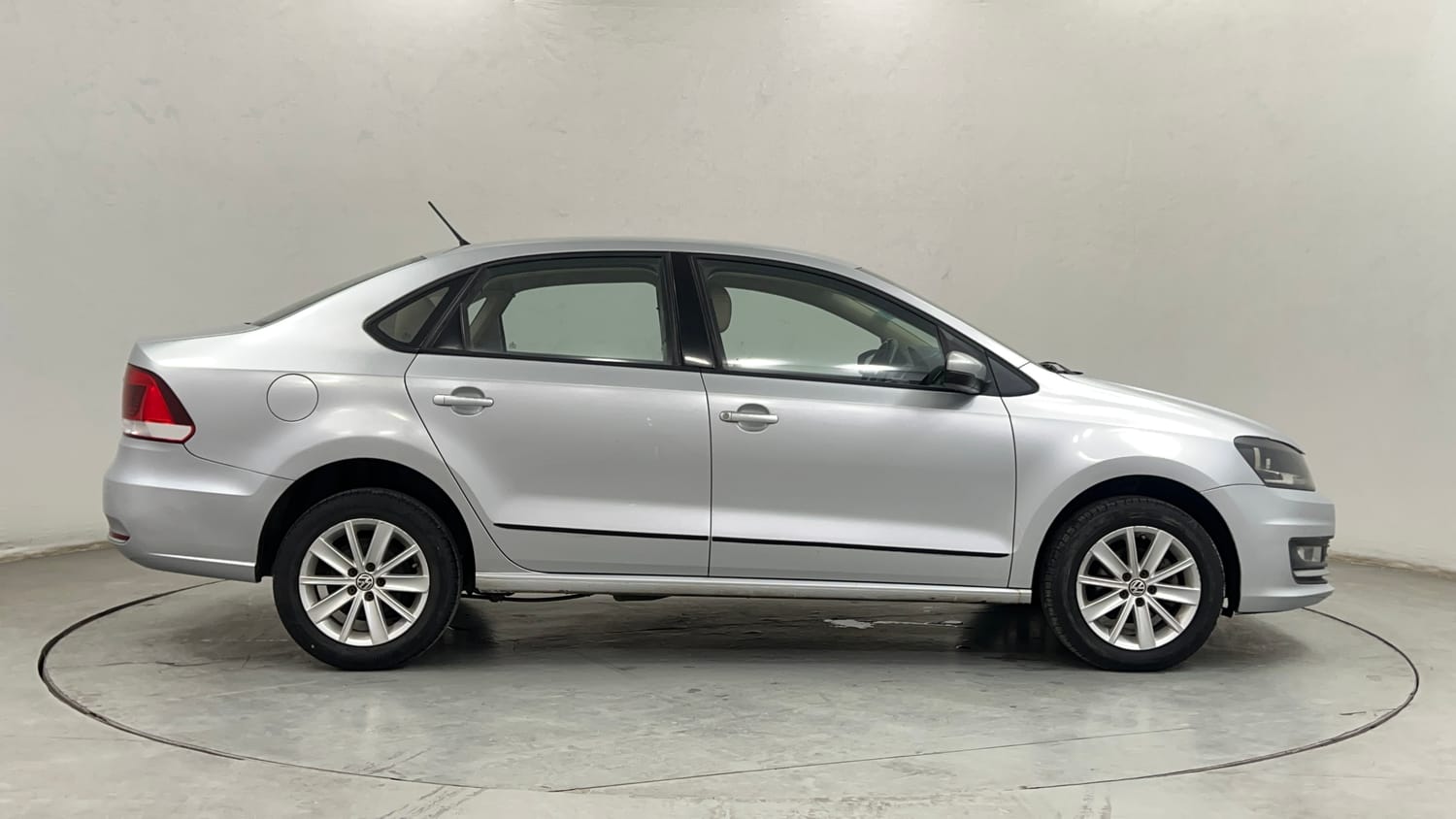 Used 2016 Volkswagen Vento Highline 1.2 (P) AT Petrol Automatic exterior RIGHT SIDE VIEW