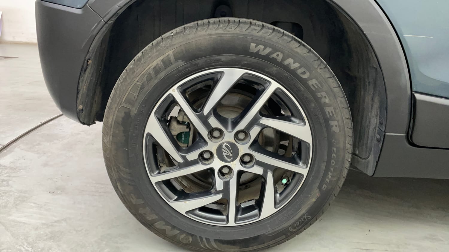 Used 2022 Mahindra XUV 300 W8 (O) 1.5 Diesel AMT Diesel Automatic tyres RIGHT REAR TYRE RIM VIEW