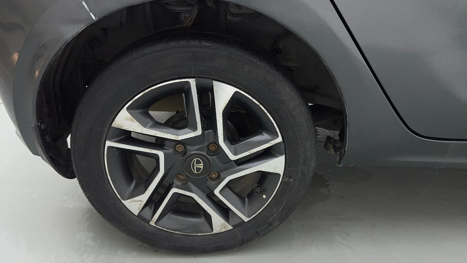 Used 2020 Tata Tiago XZ Plus Petrol Manual tyres RIGHT REAR TYRE RIM VIEW