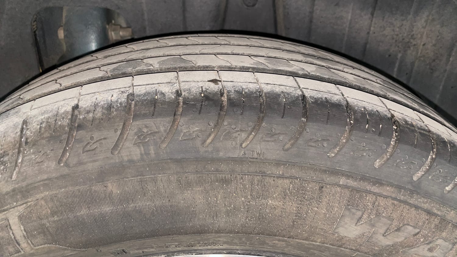 Used 2022 Mahindra XUV 300 W8 (O) 1.5 Diesel AMT Diesel Automatic tyres LEFT REAR TYRE TREAD VIEW