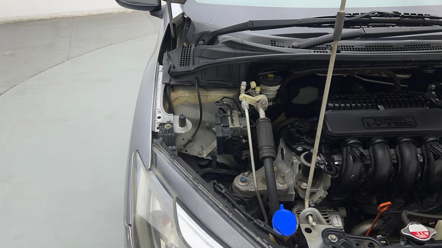 Used 2019 Honda City V CVT Petrol Petrol Automatic engine ENGINE RIGHT SIDE HINGE & APRON VIEW