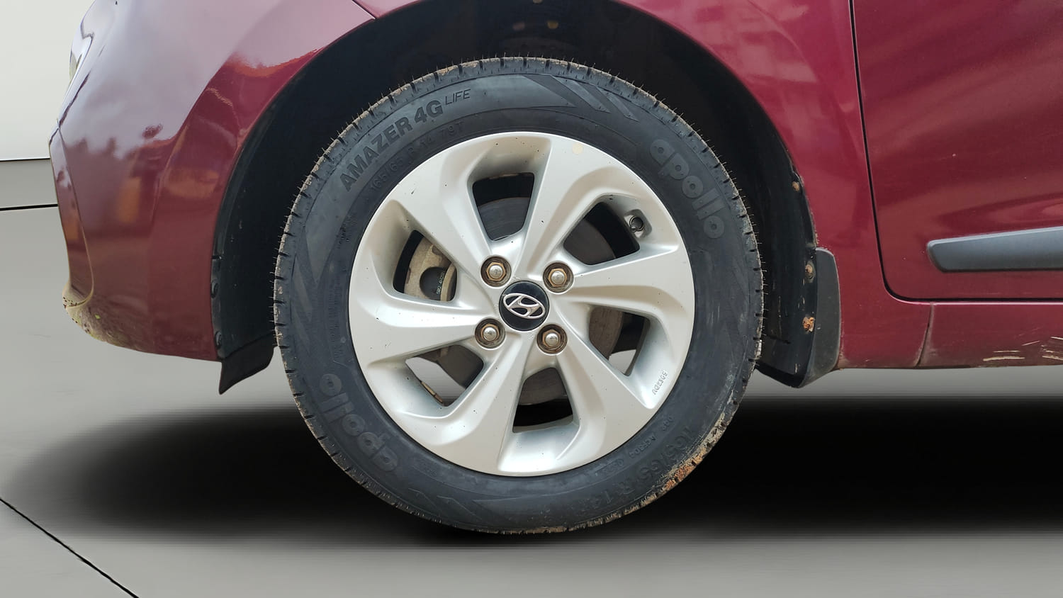 Used 2017 Hyundai Xcent SX 1.2 Petrol Manual tyres LEFT FRONT TYRE RIM VIEW