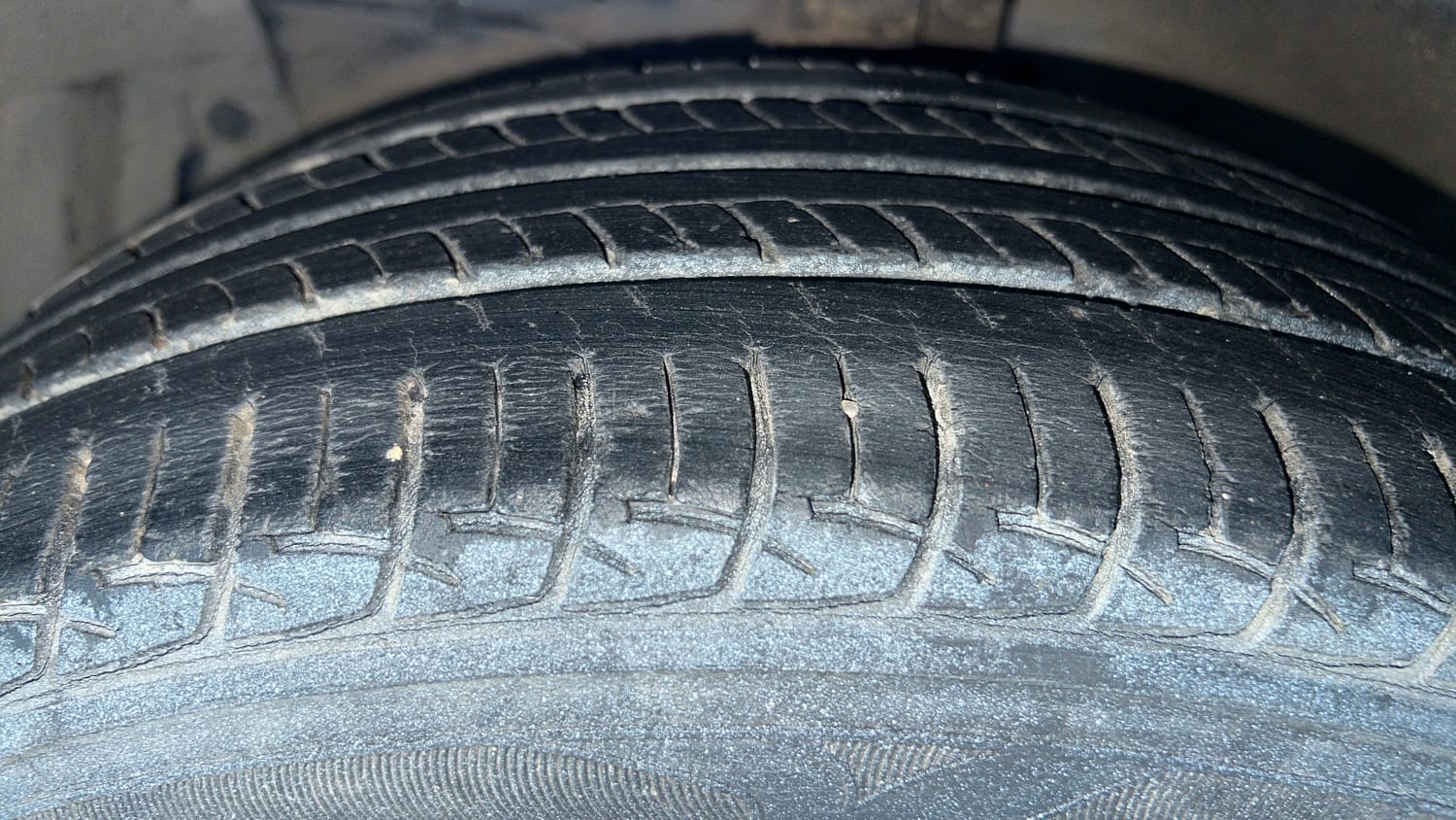 Used 2018 Maruti Suzuki Ciaz Delta Hybrid 1.5 AT Petrol Automatic tyres LEFT FRONT TYRE TREAD VIEW