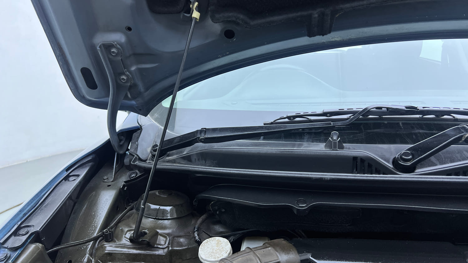 Used 2017 Maruti Suzuki Baleno Alpha 1.2 Petrol Manual engine ENGINE RIGHT SIDE HINGE & APRON VIEW