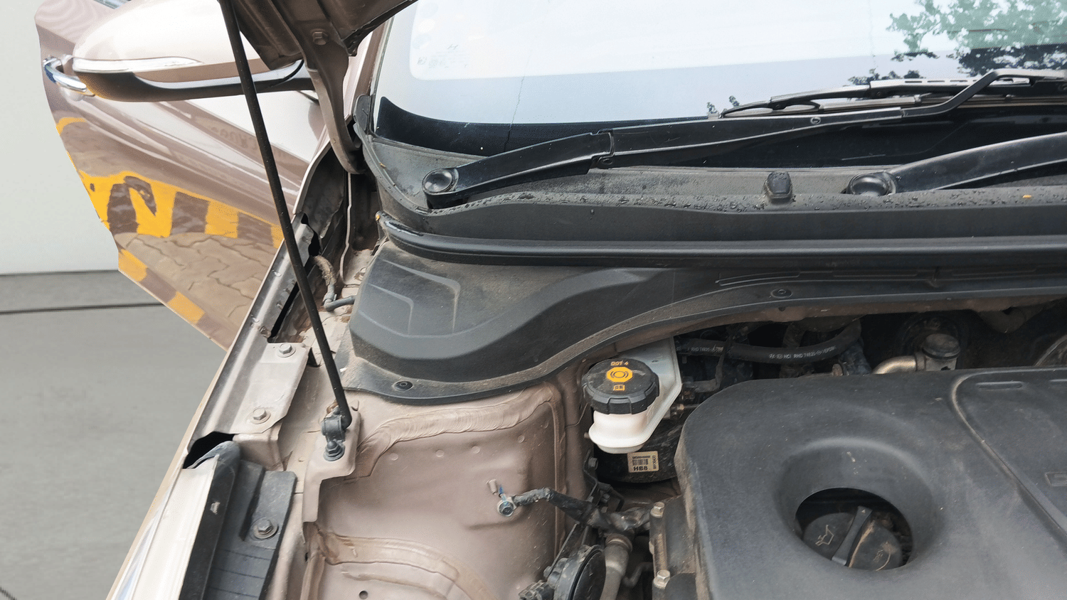 Used 2018 Hyundai Verna SX (O)1.6 VTVT Petrol Manual engine ENGINE RIGHT SIDE HINGE & APRON VIEW