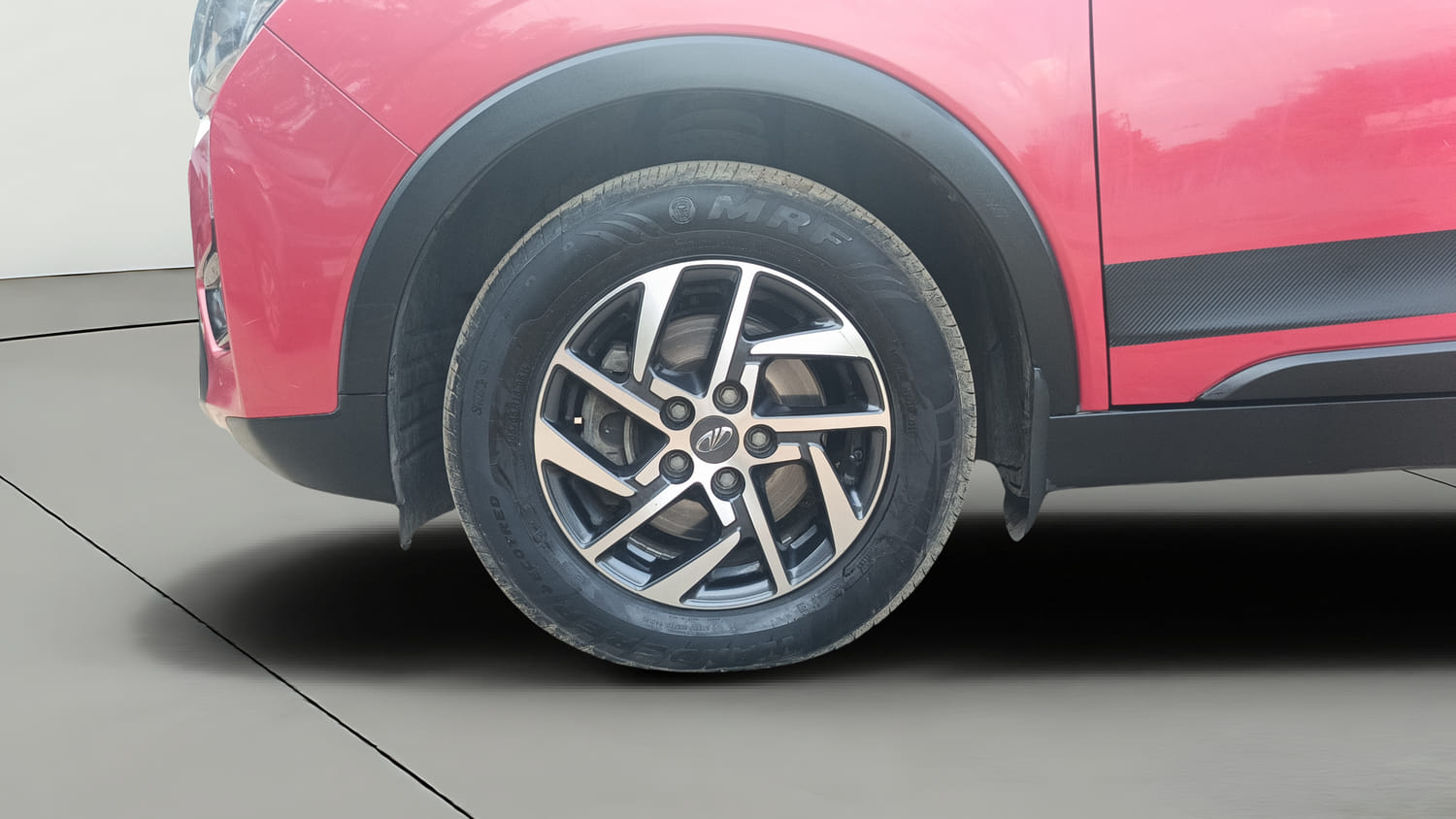 Used 2022 Mahindra XUV 300 W8 (O) 1.5 Diesel AMT Diesel Automatic tyres LEFT FRONT TYRE RIM VIEW