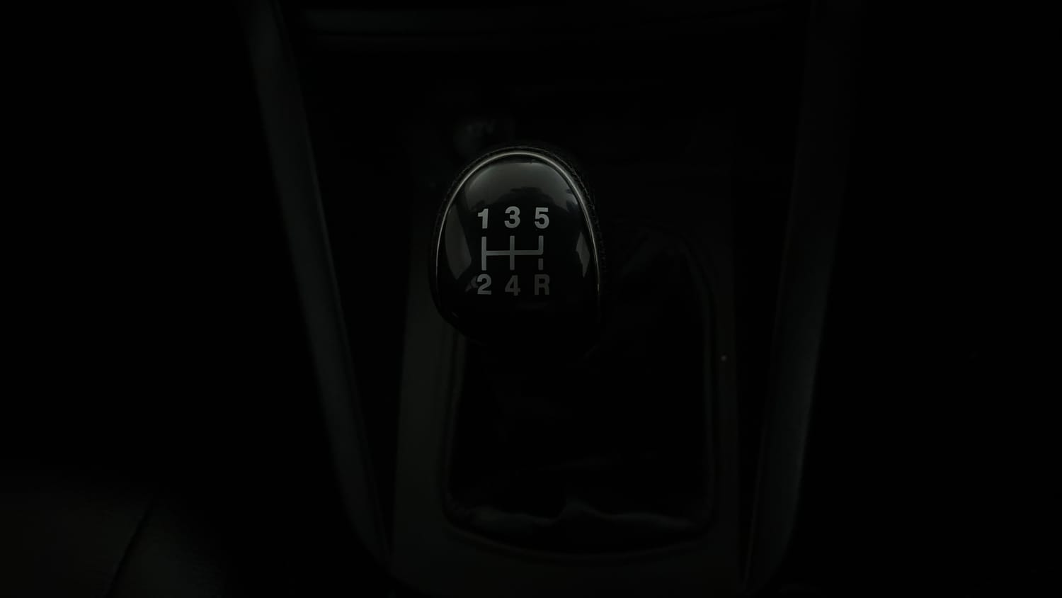 Used 2015 Ford Figo Trend 1.2 Ti-VCT Petrol Manual interior GEAR  KNOB VIEW