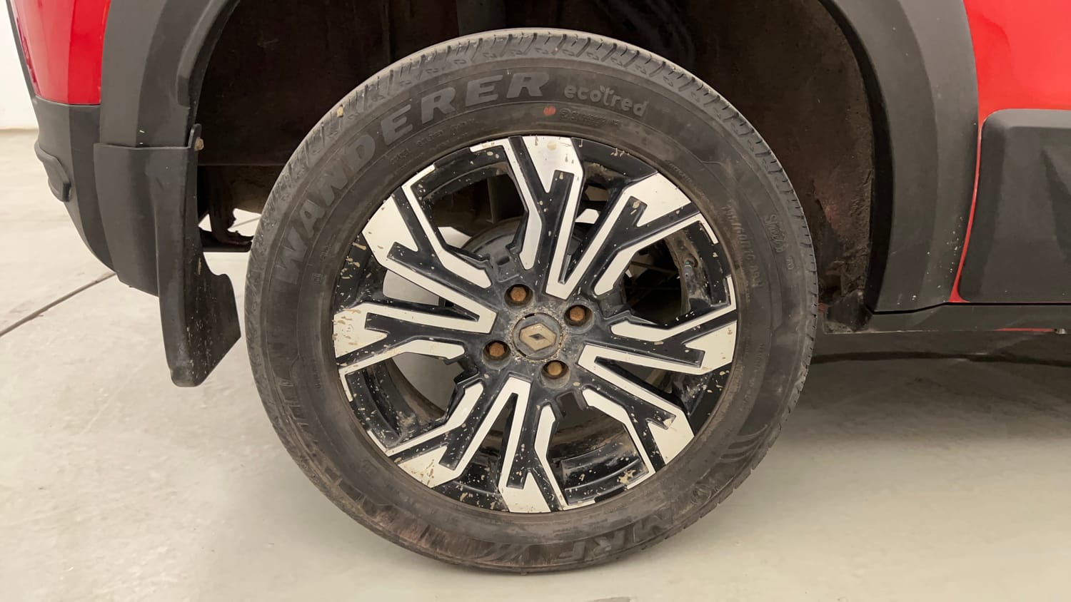 Used 2022 Renault Kiger RXT (O) MT Dual Tone Petrol Manual tyres RIGHT REAR TYRE RIM VIEW