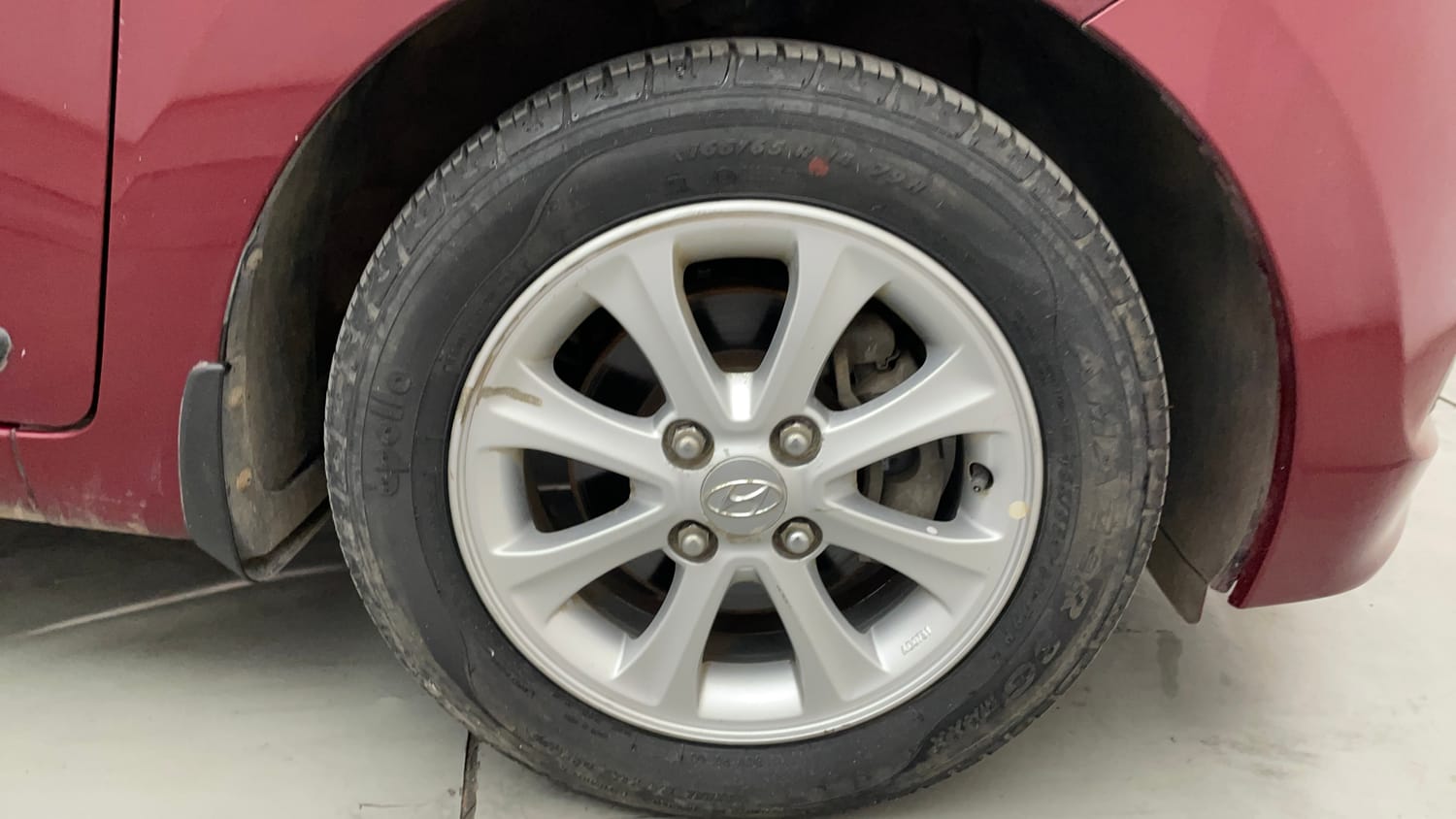 Used 2014 Hyundai Grand i10 Asta AT 1.2 Kappa VTVT Petrol Automatic tyres RIGHT FRONT TYRE RIM VIEW