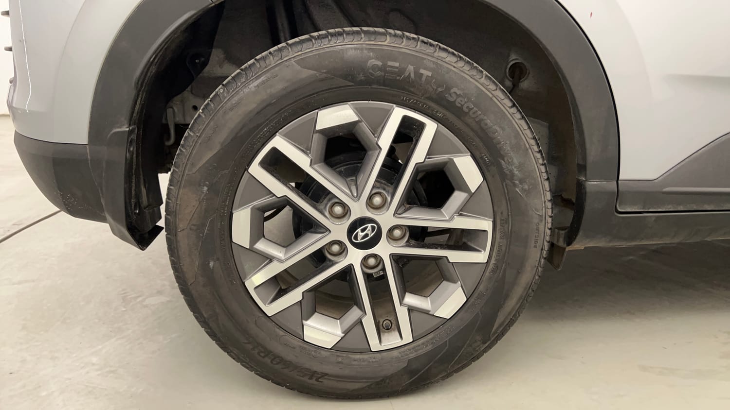 Used 2023 Hyundai Venue SX (O) 1.0 Turbo DCT Petrol Automatic tyres RIGHT REAR TYRE RIM VIEW