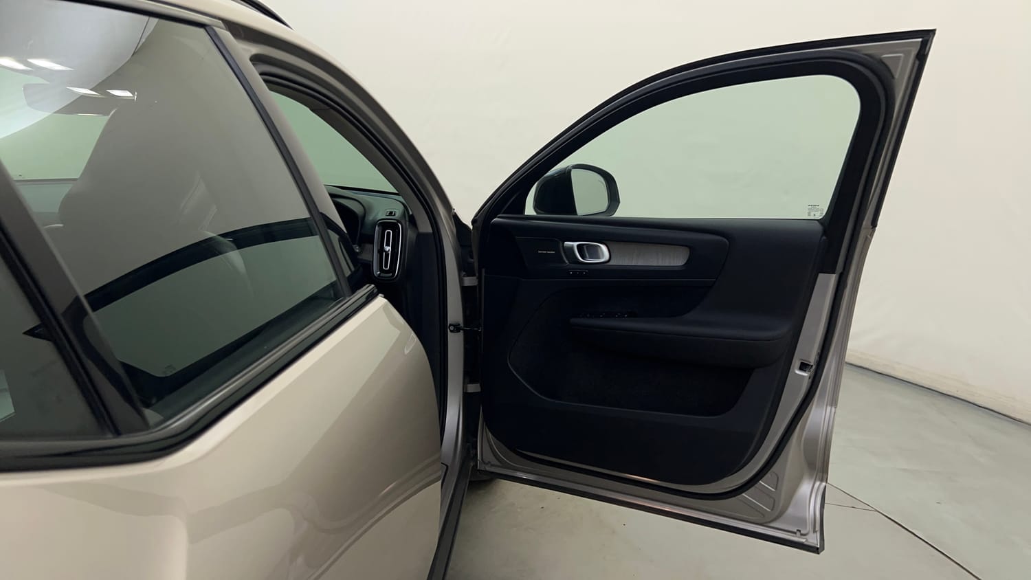 Used 2023 Volvo XC40 B4 Ultimate Petrol Automatic interior RIGHT FRONT DOOR OPEN VIEW