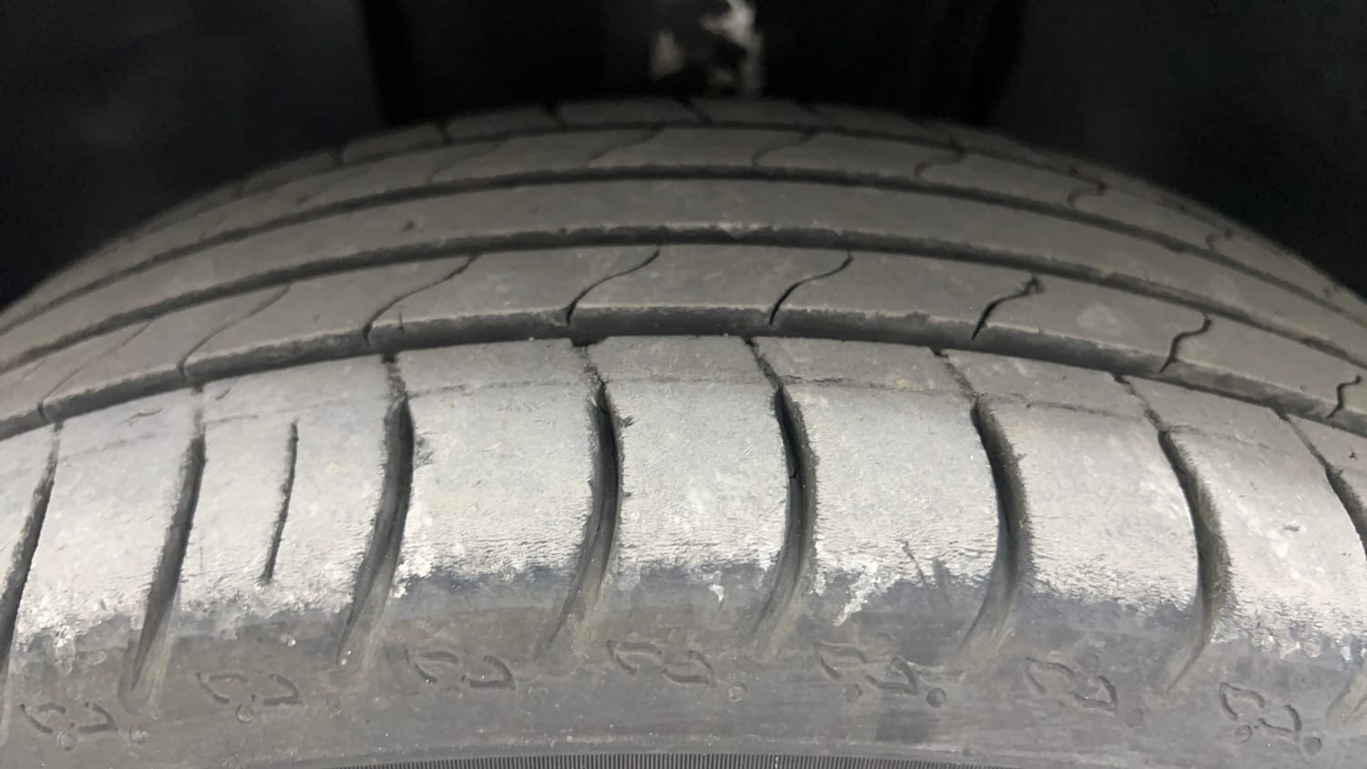 Used 2025 Volkswagen Taigun Highline 1.0 TSI MT Petrol Manual tyres LEFT FRONT TYRE TREAD VIEW