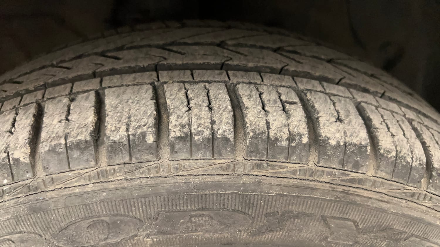 Used 2016 Hyundai Grand i10 Magna AT 1.2 Kappa VTVT Petrol Automatic tyres RIGHT FRONT TYRE TREAD VIEW
