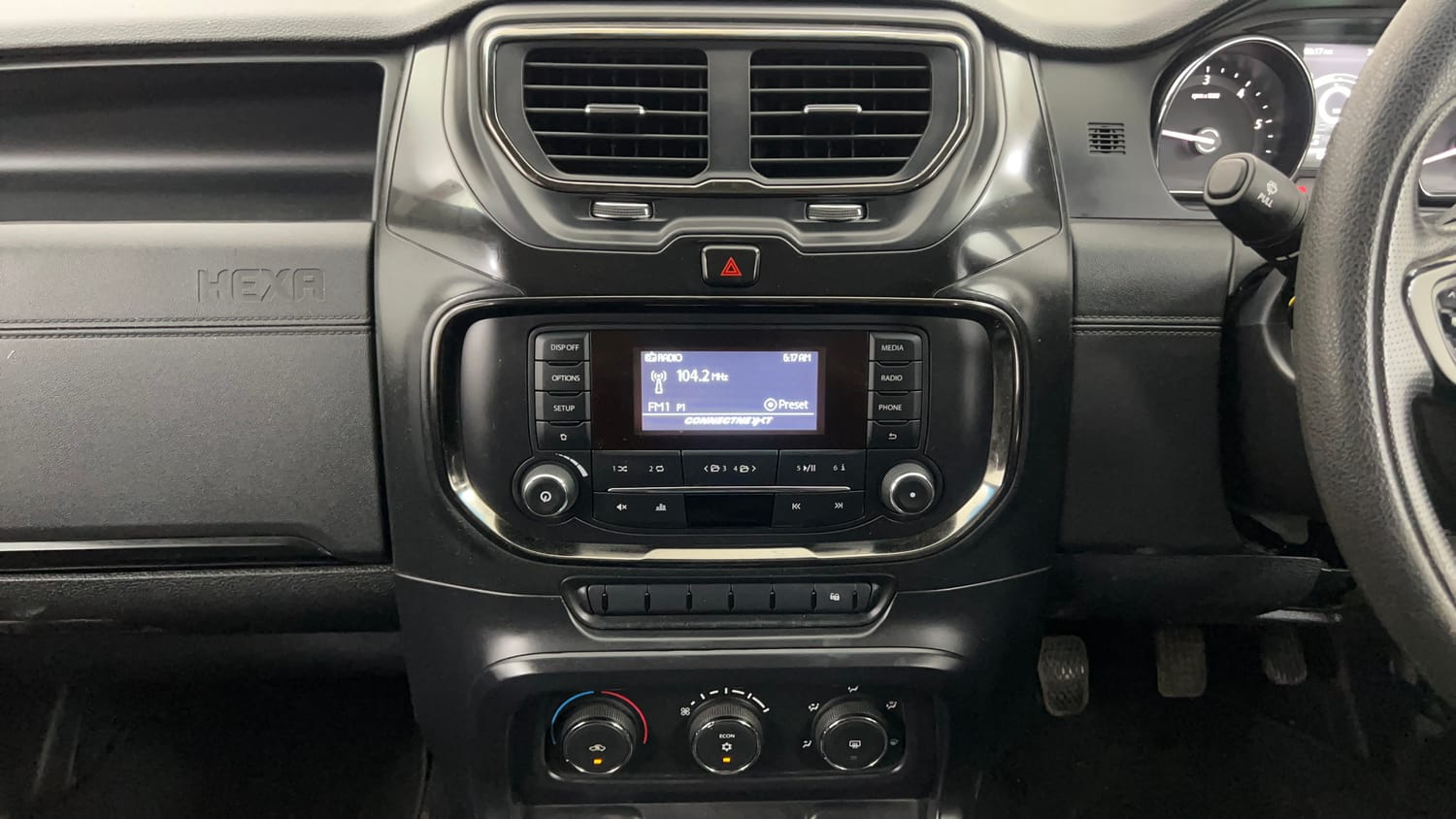 Used 2018 Tata Hexa XE 4x2 7 STR Diesel Manual interior MUSIC SYSTEM & AC CONTROL VIEW