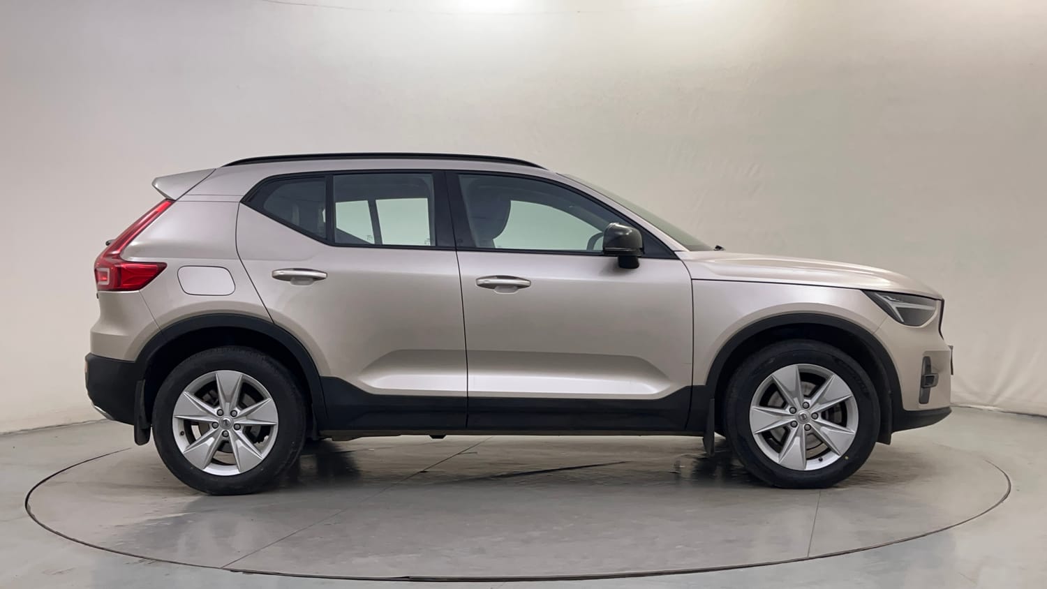 Used 2023 Volvo XC40 B4 Ultimate Petrol Automatic exterior RIGHT SIDE VIEW