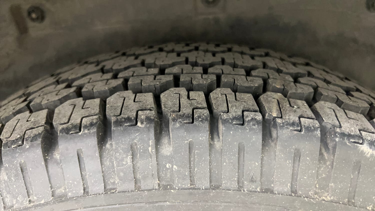 Used 2018 Tata Hexa XE 4x2 7 STR Diesel Manual tyres RIGHT REAR TYRE TREAD VIEW