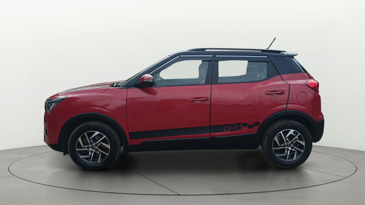 Used 2022 Mahindra XUV 300 W8 (O) 1.5 Diesel AMT Diesel Automatic exterior LEFT SIDE VIEW
