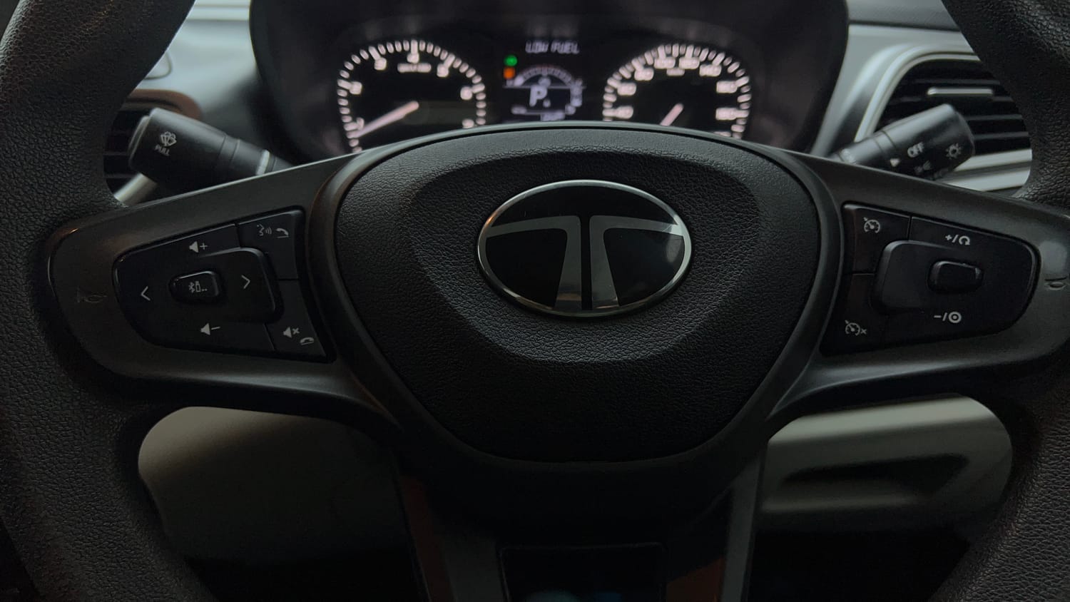 Used 2024 Tata Altroz XTA Petrol Petrol Automatic top_features Cruise control