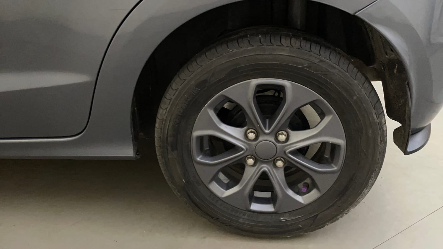 Used 2015 Ford Figo Trend 1.2 Ti-VCT Petrol Manual tyres LEFT REAR TYRE RIM VIEW
