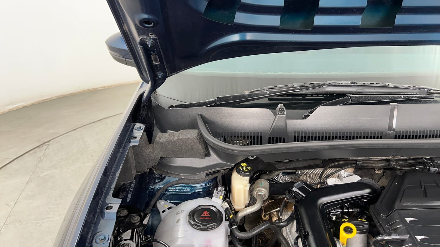 Used 2025 Volkswagen Taigun Highline 1.0 TSI MT Petrol Manual engine ENGINE RIGHT SIDE HINGE & APRON VIEW
