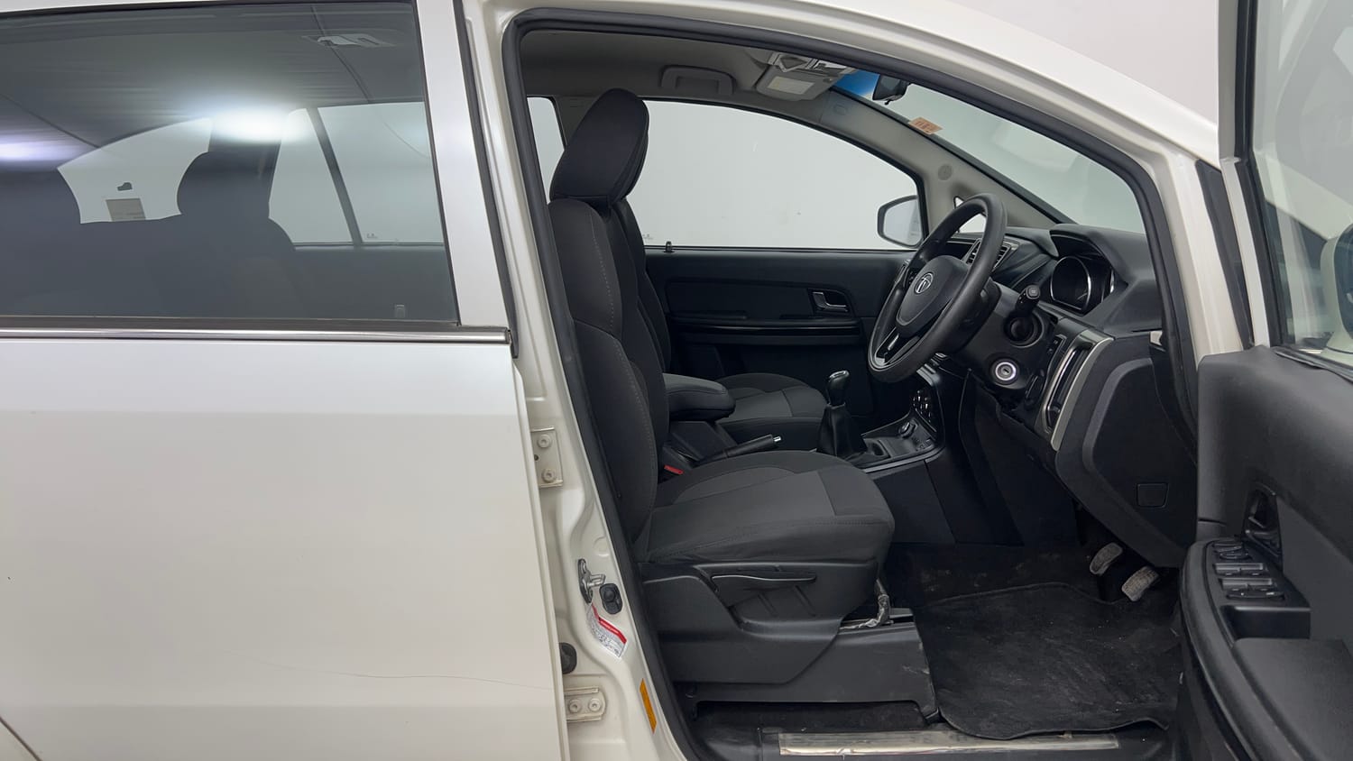 Used 2018 Tata Hexa XE 4x2 7 STR Diesel Manual interior RIGHT SIDE FRONT DOOR CABIN VIEW