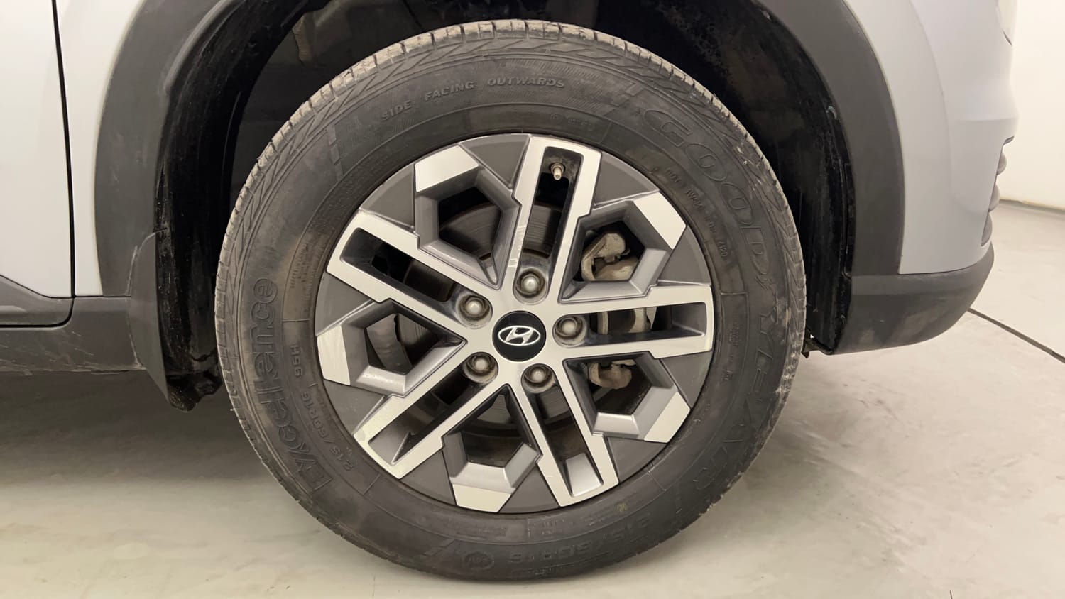 Used 2023 Hyundai Venue SX (O) 1.0 Turbo DCT Petrol Automatic tyres RIGHT FRONT TYRE RIM VIEW