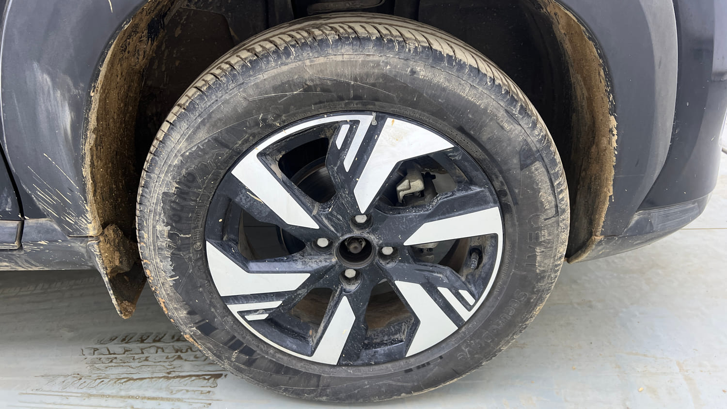 Used 2025 Nissan Magnite Tekna Plus HRAO 1.0 Turbo Petrol MT Petrol Manual tyres RIGHT FRONT TYRE RIM VIEW