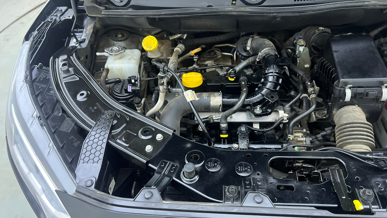 Used 2025 Nissan Magnite Tekna Plus HRAO 1.0 Turbo Petrol MT Petrol Manual engine ENGINE RIGHT SIDE VIEW